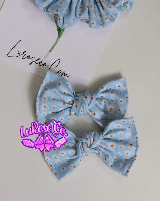 Blue simple daisies knotted bows