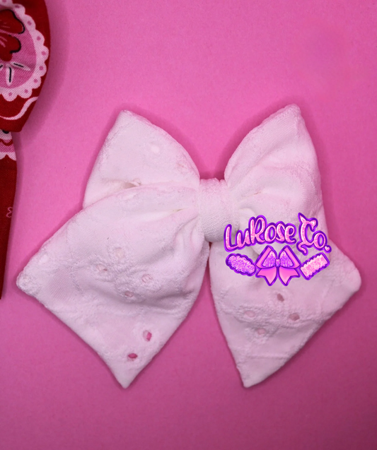 White eyelet hand-tied clip