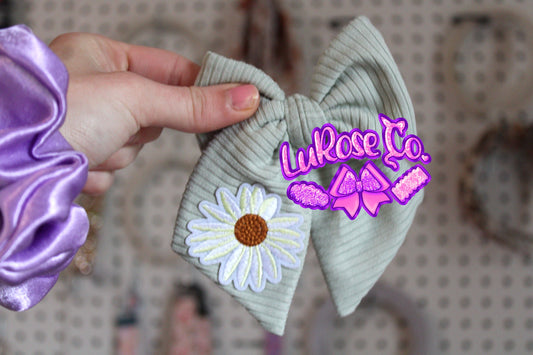 Simple Daisy patch hand-tied